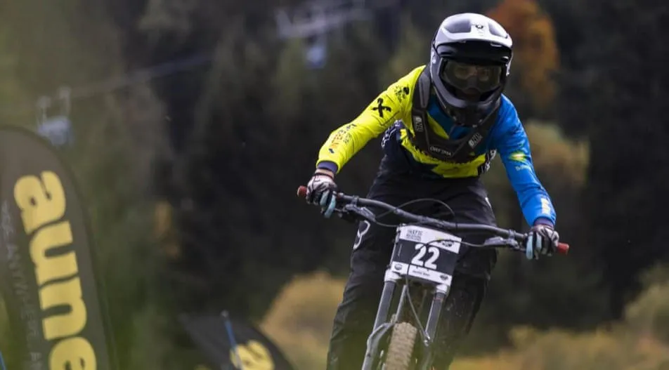 Schnelle-Zeiten-und-harte-Stuerze-beim-Downhill-Abschluss Schnelle-Zeiten-und-harte-Stuerze-beim-Downhill-Abschluss